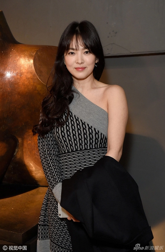 Song hye kyo khiến fan phát sốt vì hiếm hoi mặc hở - 3