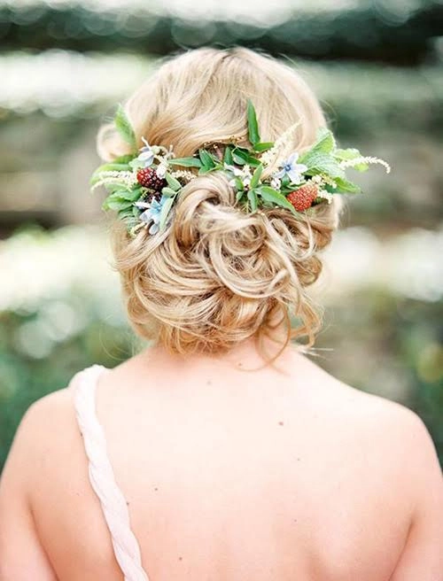 Thay vì phụ kiện cầu kỳ phái đẹp đua nhau chọn hoa quả tươi trang trí tóc ngày cưới - 2