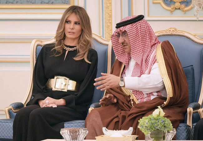 6 bộ cánh đẹp không thể chê của melania trump nhưng vẫn bị dân mỹ chỉ trích tơi bời - 4