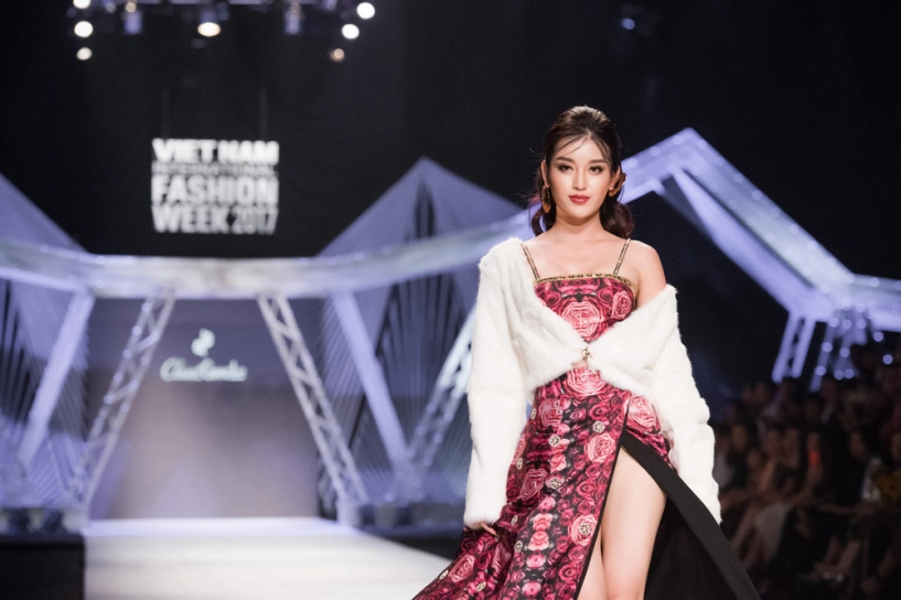 Á hậu huyền my khoe vòng một nóng bỏng tái xuất sàn catwalk sau ồn ào miss grand - 1