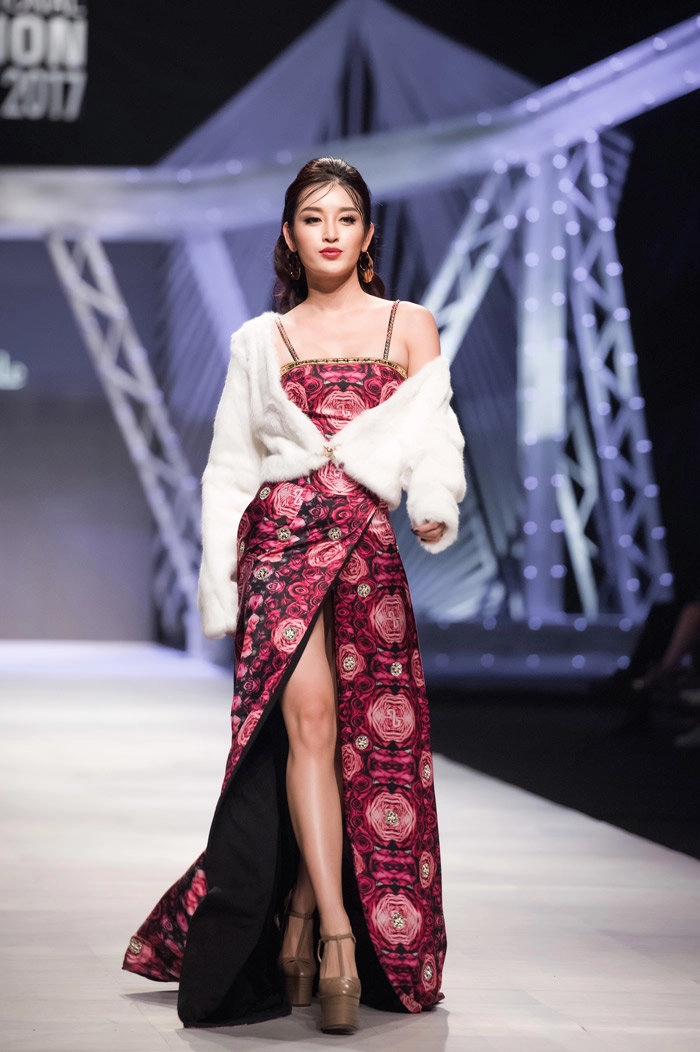 Á hậu huyền my khoe vòng một nóng bỏng tái xuất sàn catwalk sau ồn ào miss grand - 2