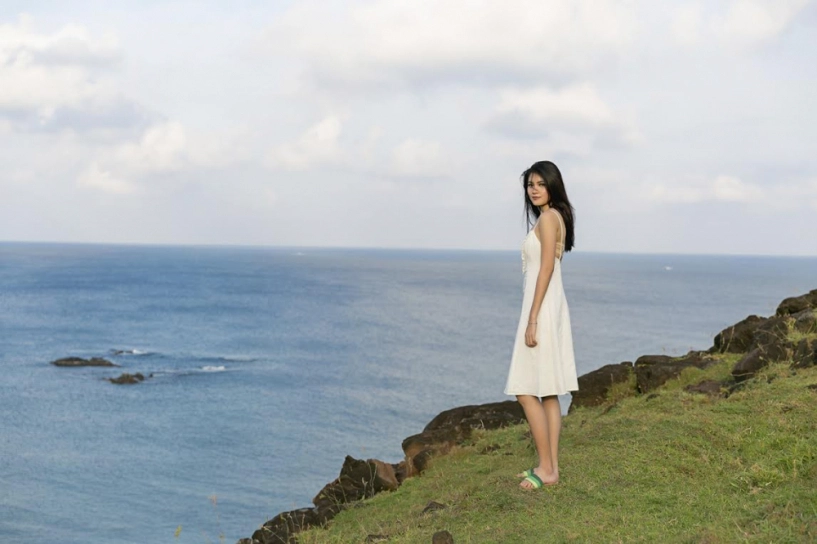 Á hậu thuỳ dung diện váy trắng khoe vẻ đẹp mong manh ở đảo phú quý - 2