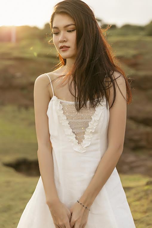 Á hậu thuỳ dung diện váy trắng khoe vẻ đẹp mong manh ở đảo phú quý - 5