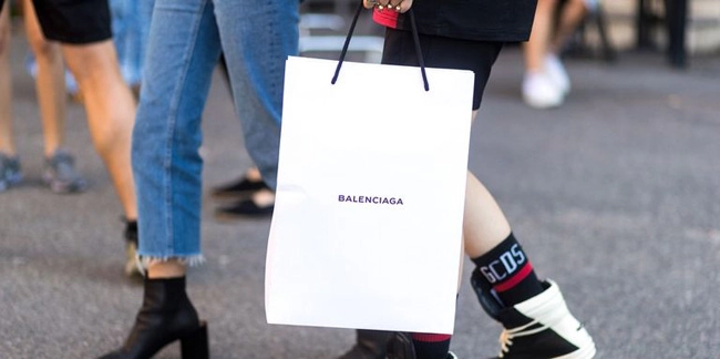 Balenciaga lại khiến dân tình ngã ngửa khi rao bán túi đựng đồ giá 25 triệu đồng - 1