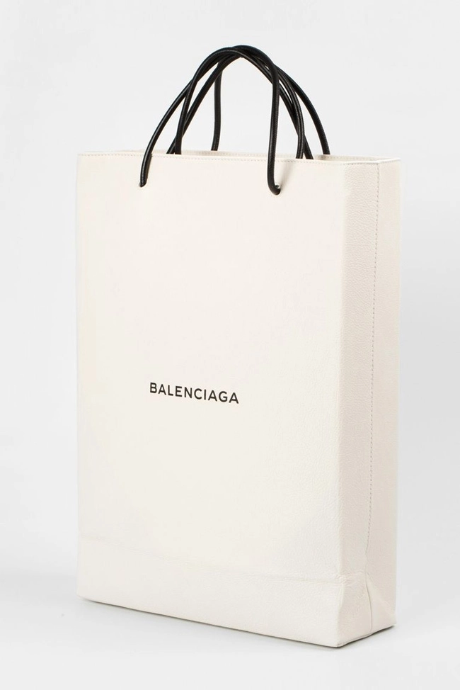 Balenciaga lại khiến dân tình ngã ngửa khi rao bán túi đựng đồ giá 25 triệu đồng - 2