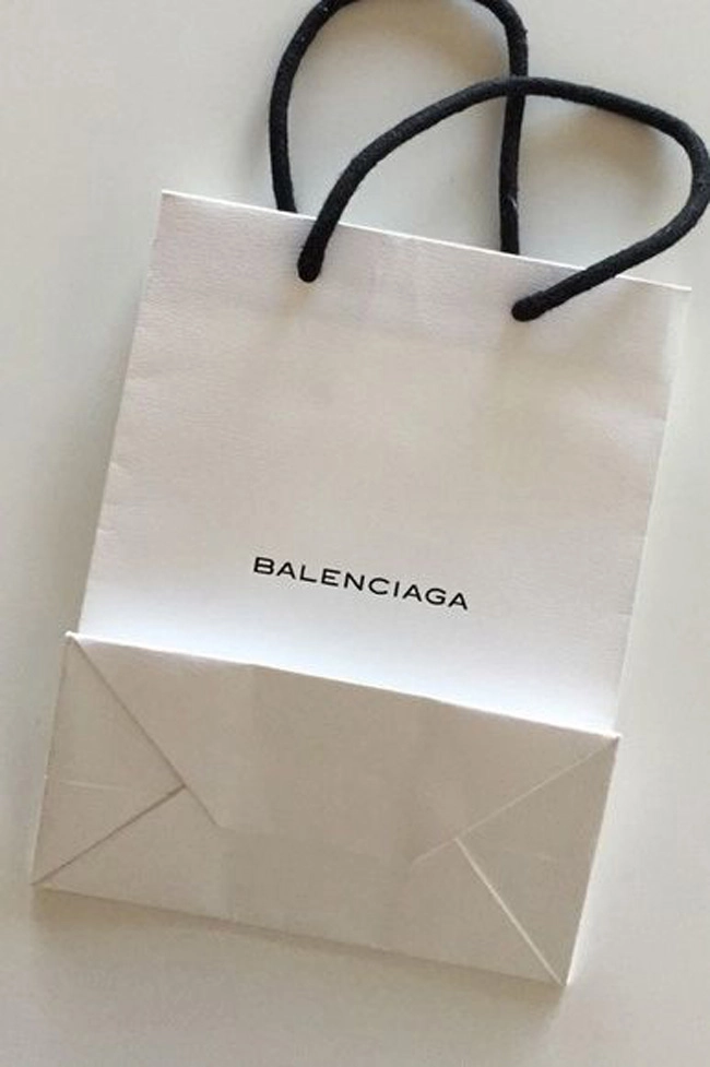 Balenciaga lại khiến dân tình ngã ngửa khi rao bán túi đựng đồ giá 25 triệu đồng - 4