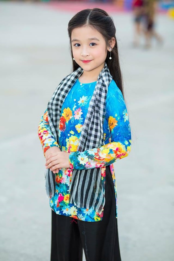 Bé gái cần thơ và hoa hậu việt nam 2016 đọ sắc khi cùng mặc áo lụa truyền thống - 2