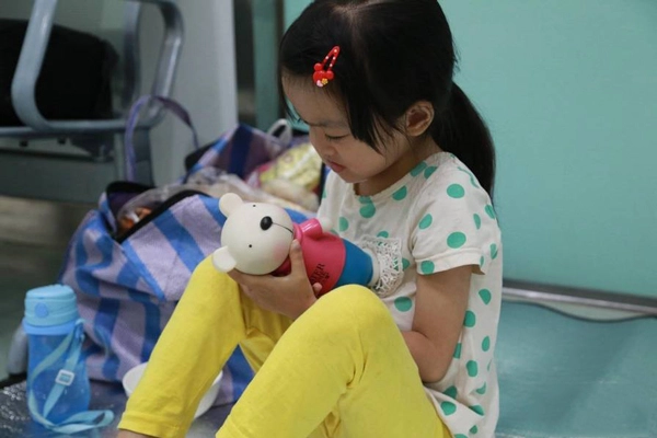 Bé gái mắc xương hóa đá vẫn dành tiền tiết kiệm cho em gái chữa bệnh khiến bố mẹ khóc nghẹn - 2