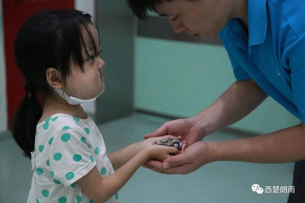 Bé gái mắc xương hóa đá vẫn dành tiền tiết kiệm cho em gái chữa bệnh khiến bố mẹ khóc nghẹn - 3