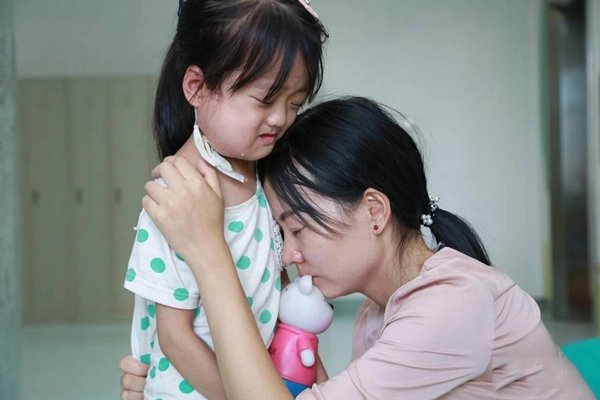 Bé gái mắc xương hóa đá vẫn dành tiền tiết kiệm cho em gái chữa bệnh khiến bố mẹ khóc nghẹn - 6