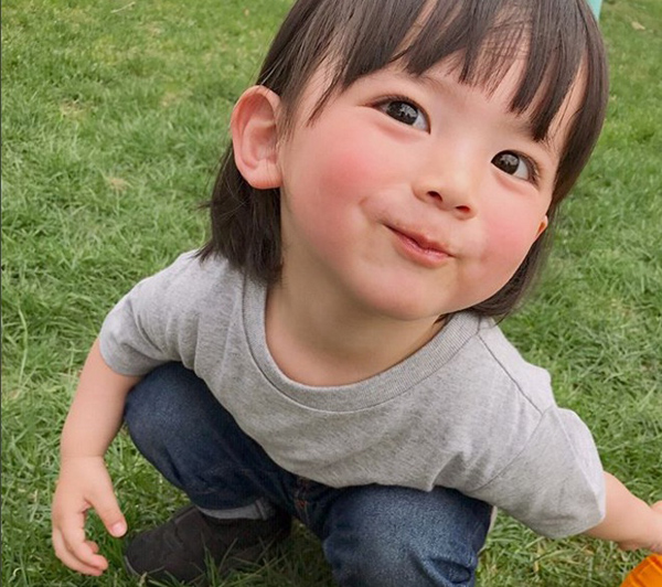 Bé trai 2 tuổi khiến nhiều người lầm tưởng là con gái vì quá xinh và dễ thương - 8