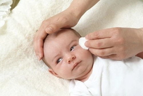 Cách vệ sinh tai mắt mũi cho trẻ sơ sinh chuẩn nhất - làm mẹ nhất định phải biết - 1