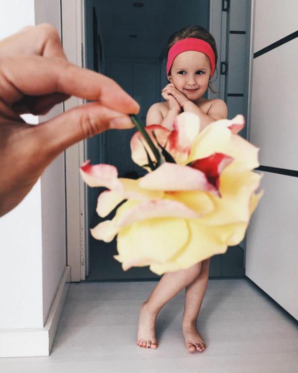 Cô bé 3 tuổi bỗng nổi khắp thế giới nhờ những chiếc váy có sẵn trong vườn trong bếp - 1