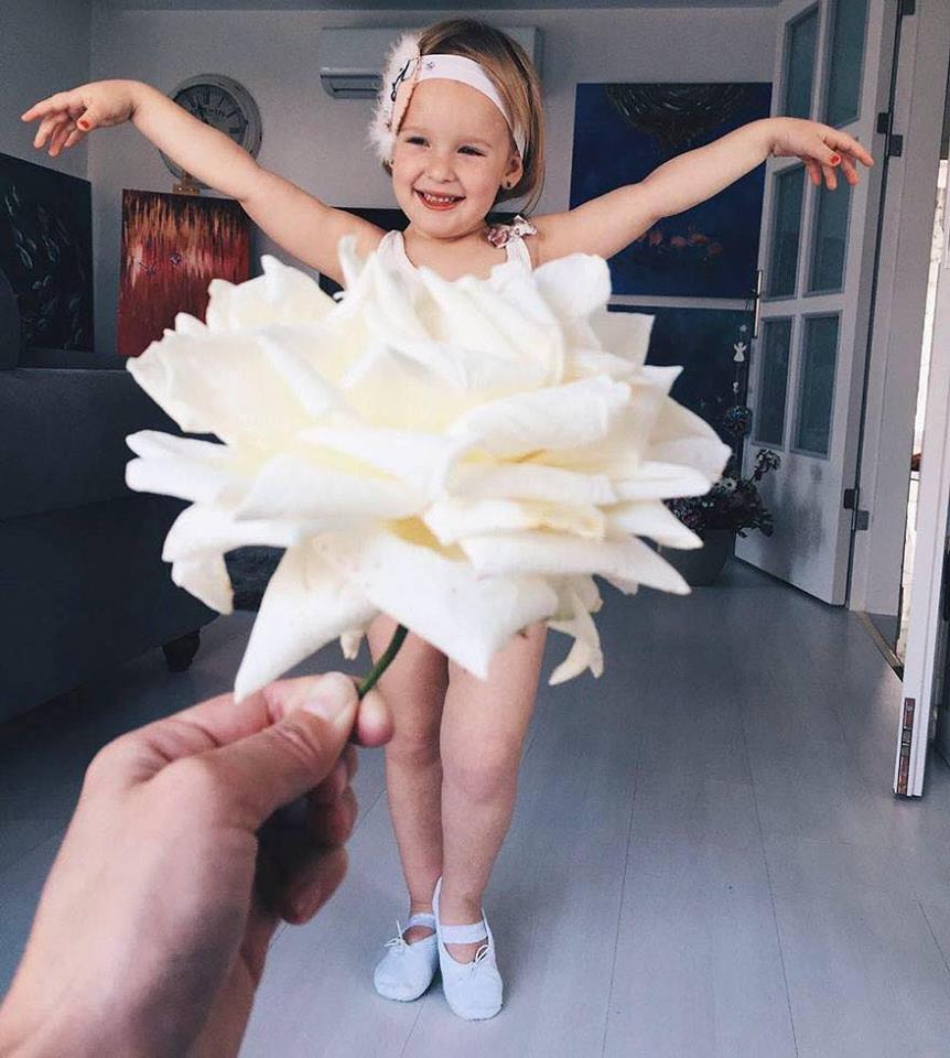Cô bé 3 tuổi bỗng nổi khắp thế giới nhờ những chiếc váy có sẵn trong vườn trong bếp - 3