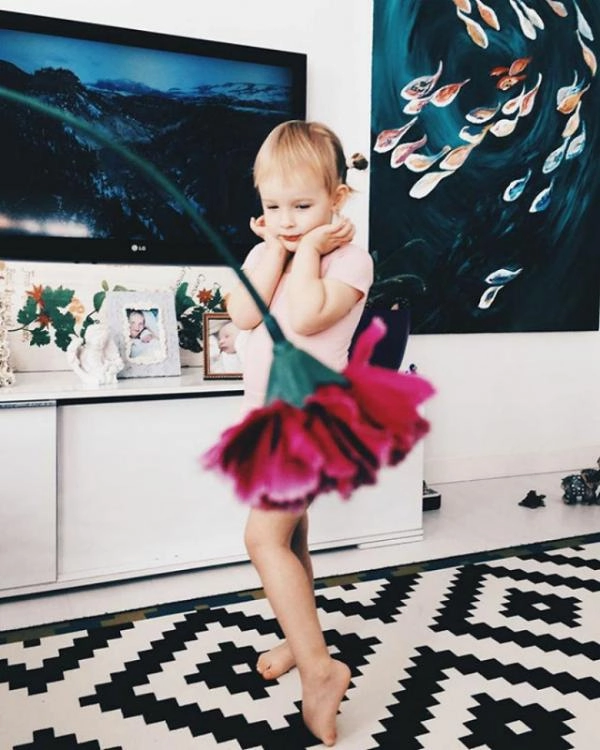 Cô bé 3 tuổi bỗng nổi khắp thế giới nhờ những chiếc váy có sẵn trong vườn trong bếp - 5