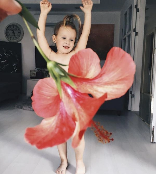 Cô bé 3 tuổi bỗng nổi khắp thế giới nhờ những chiếc váy có sẵn trong vườn trong bếp - 7