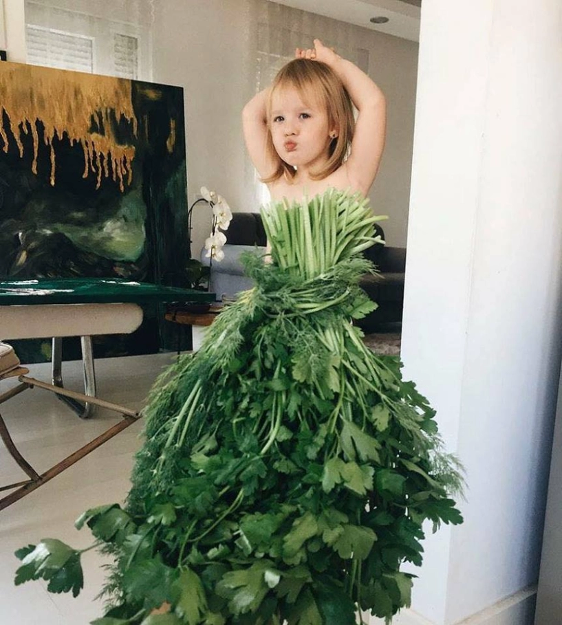 Cô bé 3 tuổi bỗng nổi khắp thế giới nhờ những chiếc váy có sẵn trong vườn trong bếp - 10