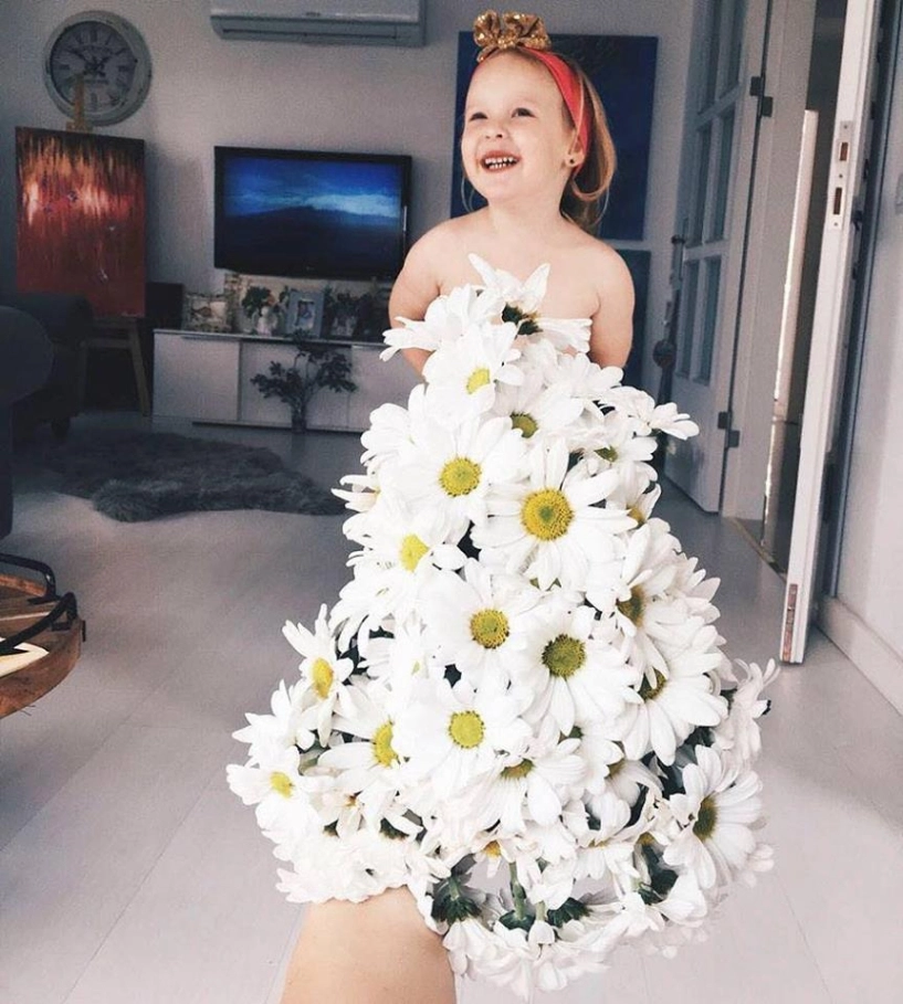 Cô bé 3 tuổi bỗng nổi khắp thế giới nhờ những chiếc váy có sẵn trong vườn trong bếp - 11