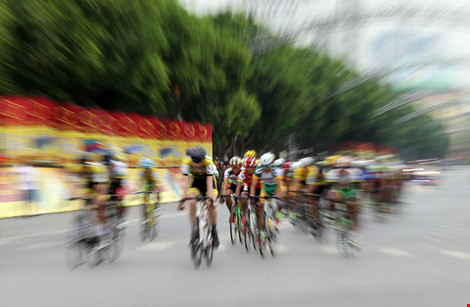 Đua xe đạp tay đua vừa chiến thắng chặng đua 54 km đạt tốc độ trung bình 45752 kmgiờ - 1