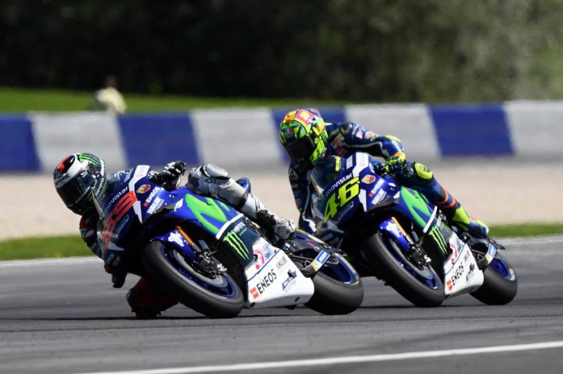 Hình ảnh xe đua m1 và tay đua jorge lorenzo của team movistar yamaha - 3