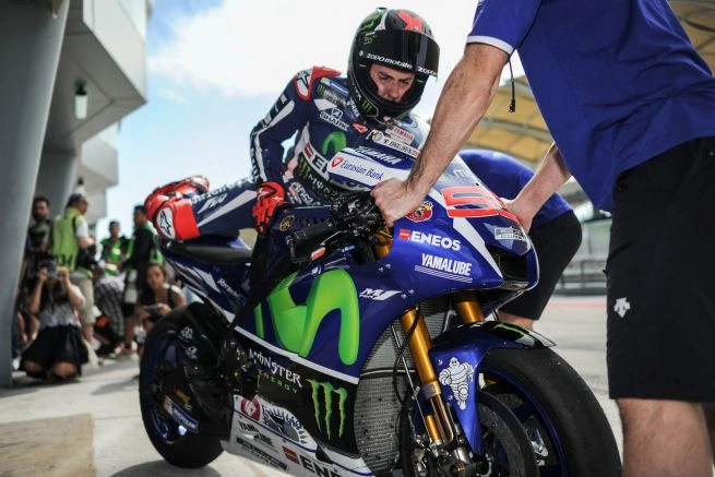 Hình ảnh xe đua m1 và tay đua jorge lorenzo của team movistar yamaha - 6