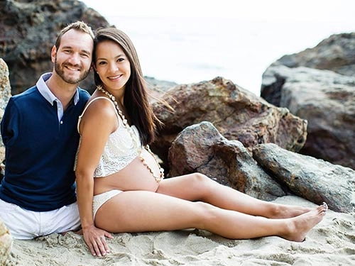 Không ngờ sau khi sinh 1 năm con trai nick vujicic đã lớn và đáng yêu đến thế này - 1