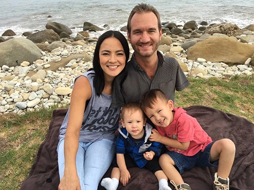 Không ngờ sau khi sinh 1 năm con trai nick vujicic đã lớn và đáng yêu đến thế này - 3