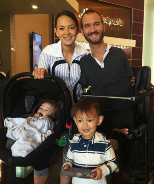 Không ngờ sau khi sinh 1 năm con trai nick vujicic đã lớn và đáng yêu đến thế này - 5