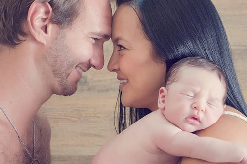 Không ngờ sau khi sinh 1 năm con trai nick vujicic đã lớn và đáng yêu đến thế này - 7