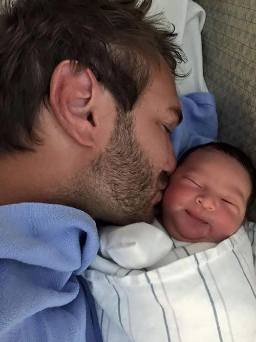 Không ngờ sau khi sinh 1 năm con trai nick vujicic đã lớn và đáng yêu đến thế này - 10