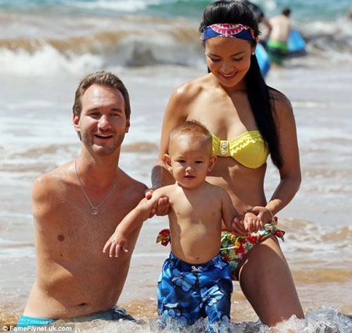 Không ngờ sau khi sinh 1 năm con trai nick vujicic đã lớn và đáng yêu đến thế này - 12