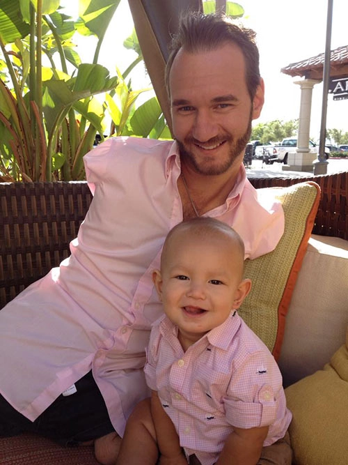 Không ngờ sau khi sinh 1 năm con trai nick vujicic đã lớn và đáng yêu đến thế này - 14