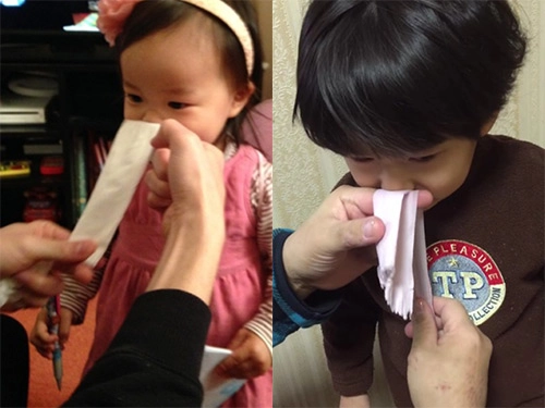 Lấy sạch gỉ mũi cho trẻ sơ sinh không đau nhanh gọn chỉ bằng một chiếc khăn giấy - 2