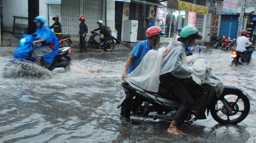 Mẹo qua đường ngập với xe số luôn đi xe ở số nhỏ chính xác là số 2 - 3