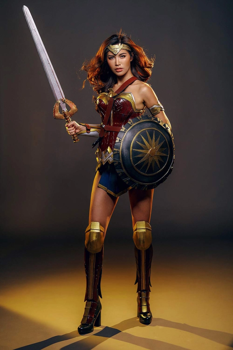 Minh tú cosplay nữ thần wonder woman siêu gợi cảm ngày halloween - 4