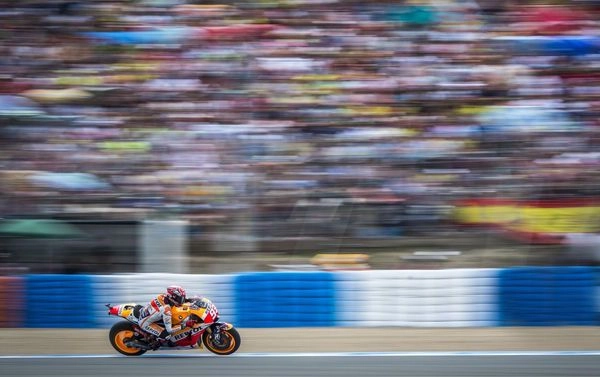 Motogp 2017 đội hỗ trợ kỹ thuật chỉ tối đa 4 người phải mang nón bảo hộ tương tự như f1 - 5