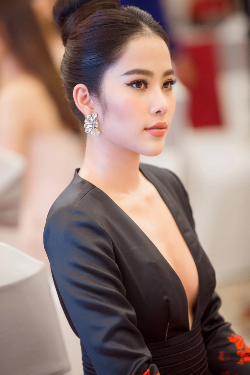 Nam em trao vương miện miss earth danh giá cho hà thu - 6