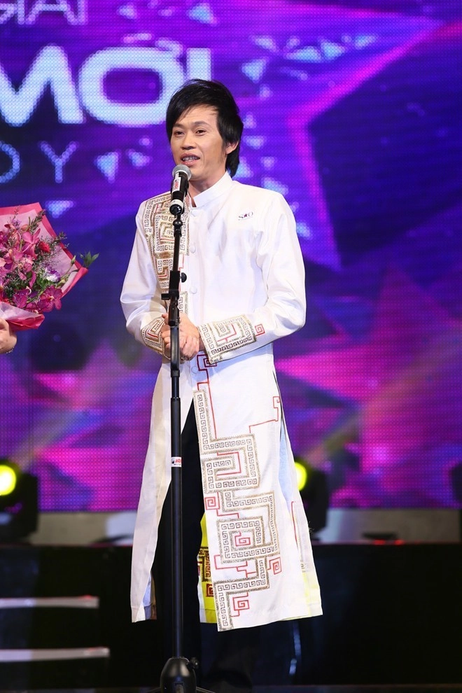 Phong cách thời trang kỳ lạ có 1 không 2 ở showbiz việt của hoài linh - 11