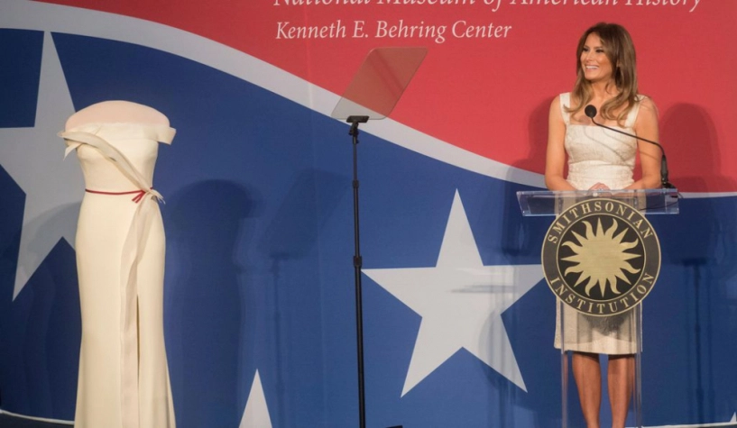 Phu nhân tổng thống donald trump hạnh phúc khi váy được trưng bày tại bảo tàng - 1