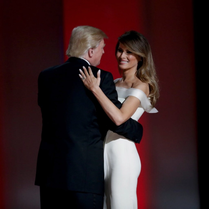 Phu nhân tổng thống donald trump hạnh phúc khi váy được trưng bày tại bảo tàng - 2