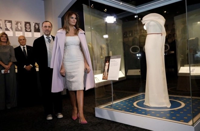 Phu nhân tổng thống donald trump hạnh phúc khi váy được trưng bày tại bảo tàng - 4