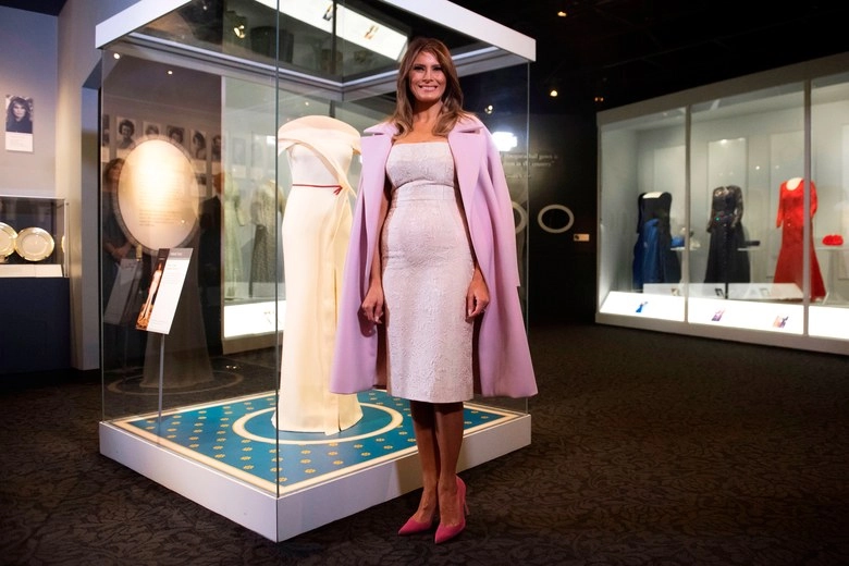 Phu nhân tổng thống donald trump hạnh phúc khi váy được trưng bày tại bảo tàng - 5