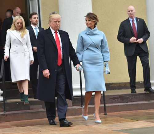 Phu nhân tổng thống donald trump hạnh phúc khi váy được trưng bày tại bảo tàng - 10