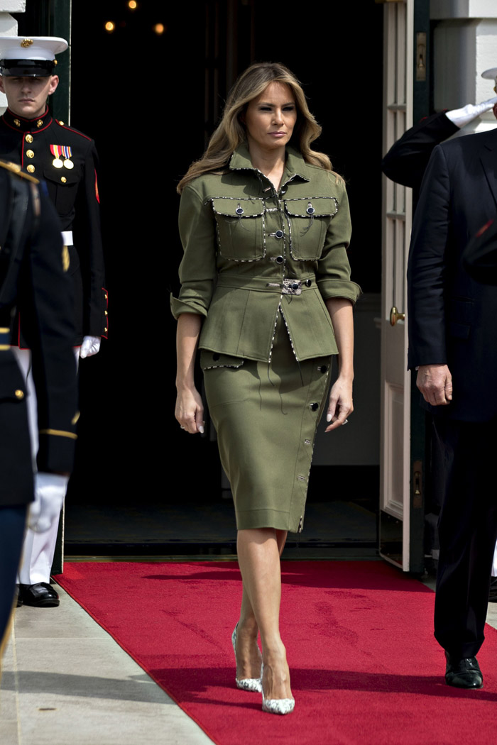 Phu nhân tổng thống donald trump hạnh phúc khi váy được trưng bày tại bảo tàng - 12