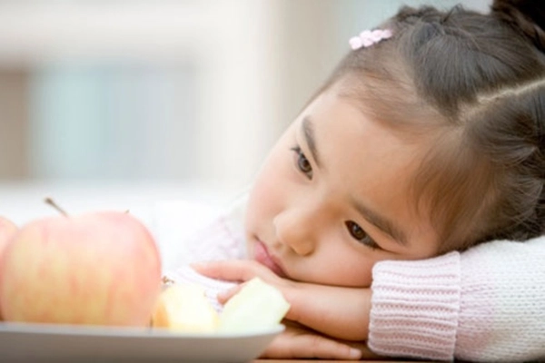 Trẻ 3 tuổi biếng ăn viền môi thâm là do thiếu chất gì - 1