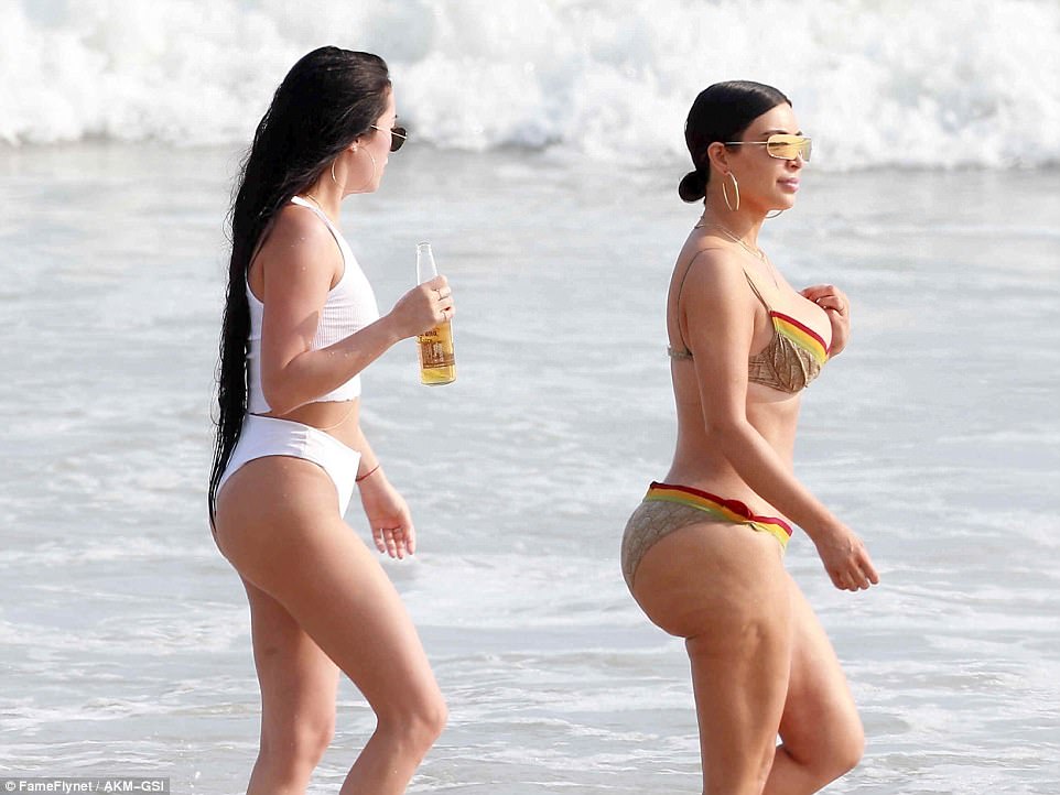 Bị chụp trộm ảnh bikini kim kardashian lộ vòng 3 sần sùi cứng đơ khiến fan phát hoảng - 9