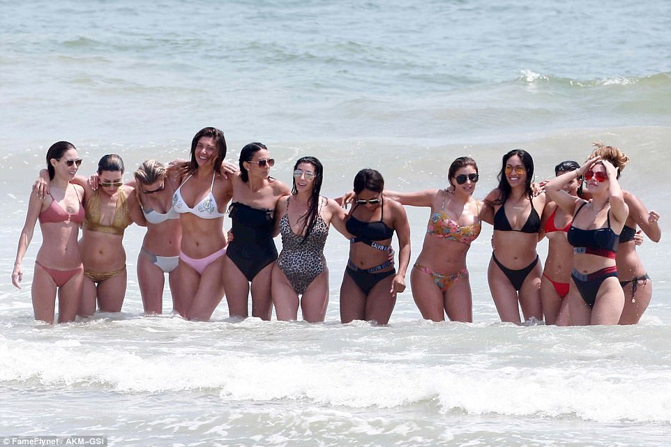 Bị chụp trộm ảnh bikini kim kardashian lộ vòng 3 sần sùi cứng đơ khiến fan phát hoảng - 12