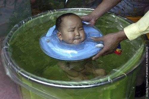 Cận cảnh lớp học bơi cho trẻ sơ sinh - 9