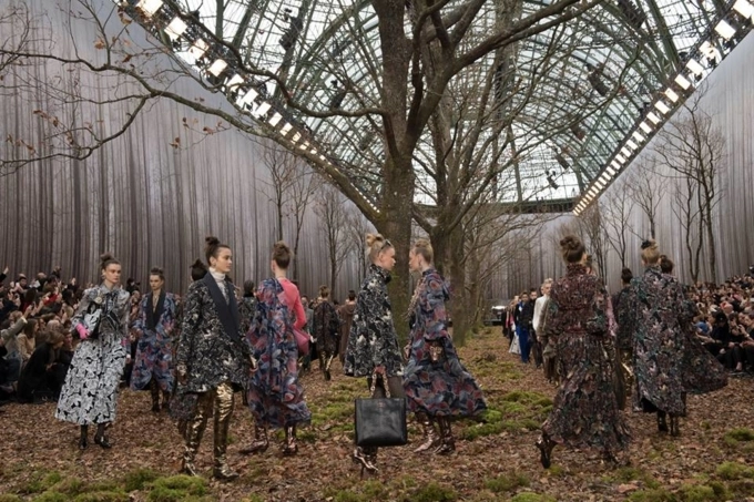 Chanel tái xuất tuần lễ thời trang paris với khu rừng mùa thu lá vàng đầy ma mị - 1
