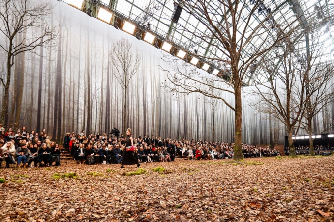 Chanel tái xuất tuần lễ thời trang paris với khu rừng mùa thu lá vàng đầy ma mị - 2